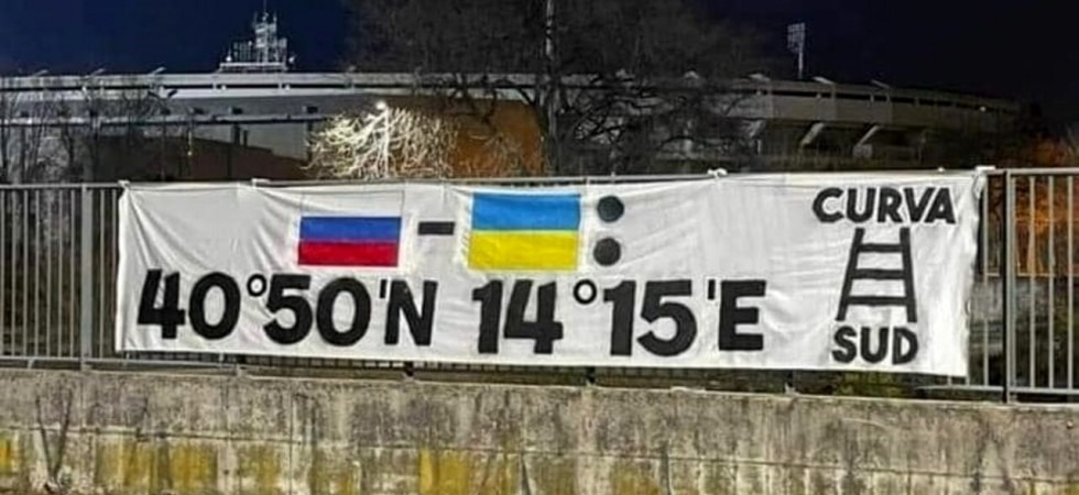 Lo striscione del Verona con le coordinate per bombardare Napoli